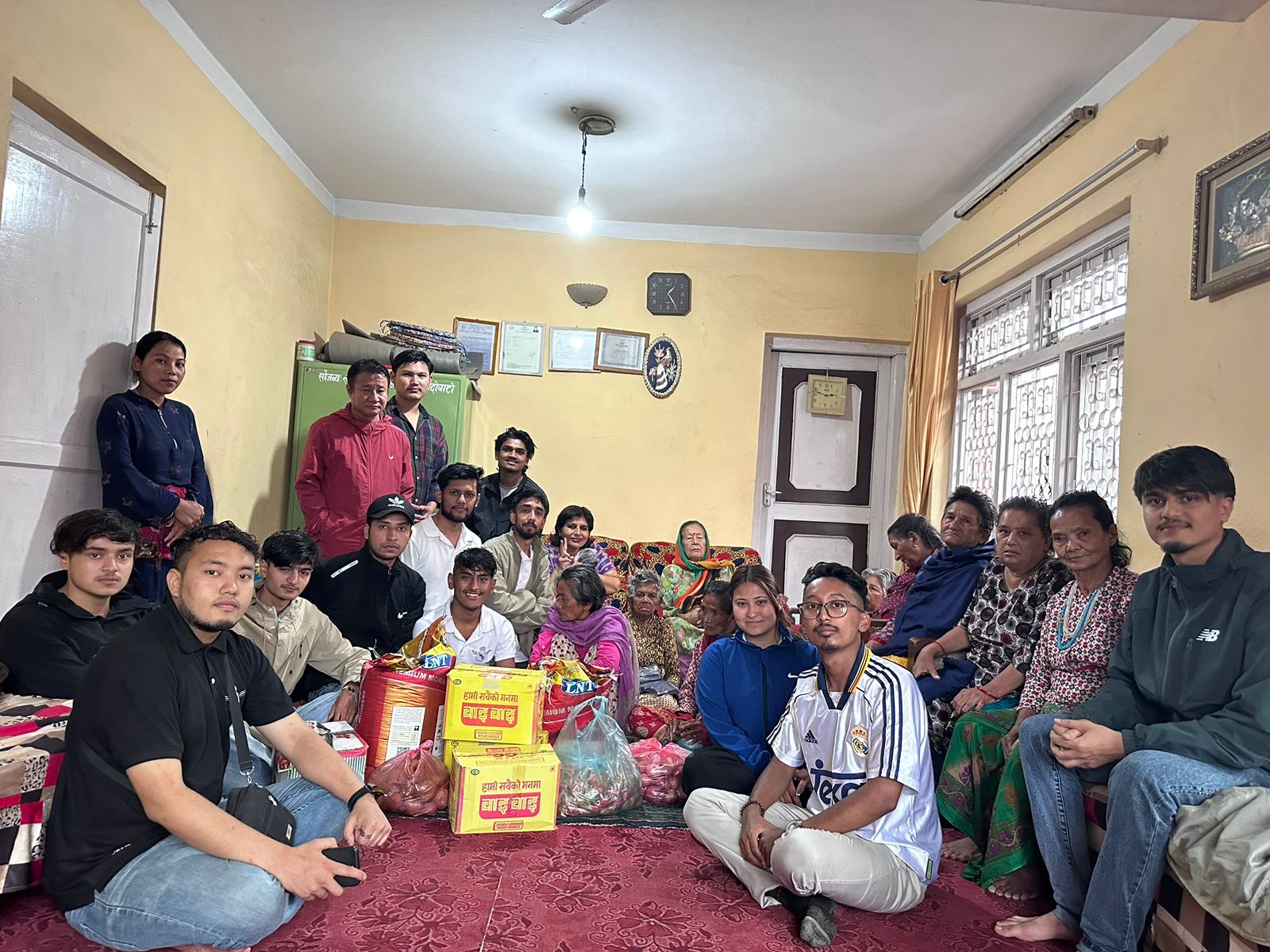 रियल मड्रिड फ्यान क्लव नेपाल काठमाडौंले वृद्ध आश्रमलाई गर्यो सहयोग