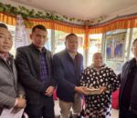 ल्होछारको दिन पुण्यको काम : तेमालमा क्यान्सरपीडितलाई सहयोग