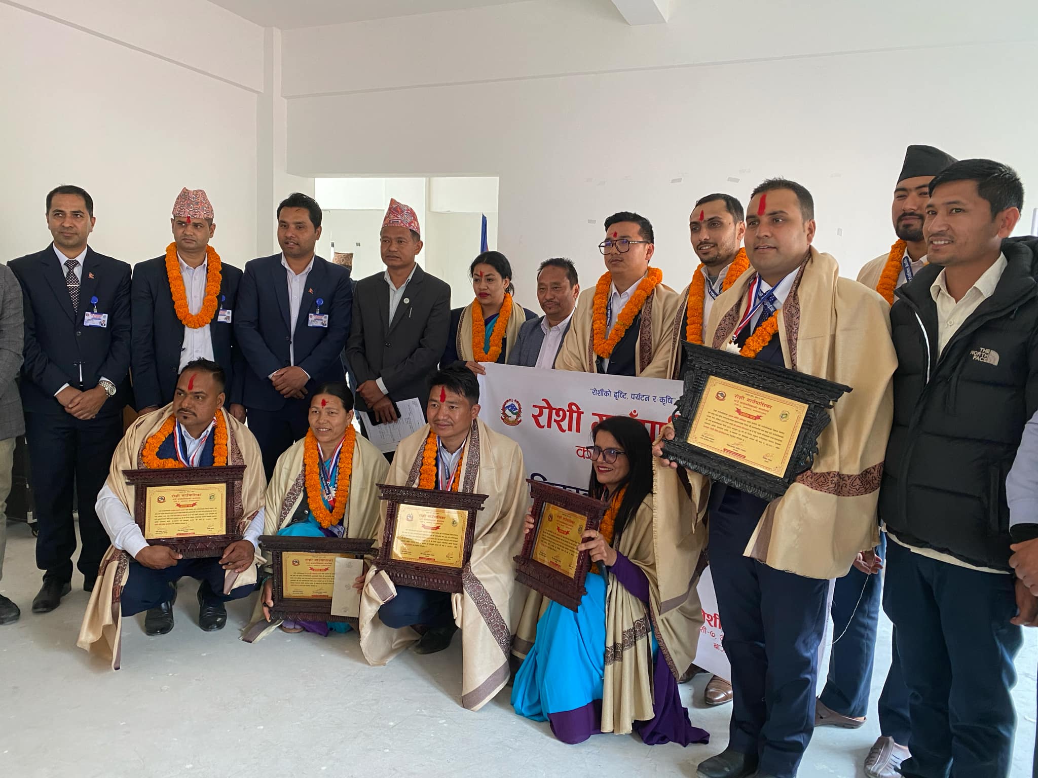 रोशी गाउँपालिकाको स्थापना दिवसमा रक्तदान र उत्कृष्ट कर्मचारी पुरस्कृत