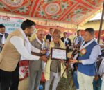 नेपाली कांग्रेसले दियो जेष्ठ नागरिकलाई खाद्यान्न र लौरो उपहार