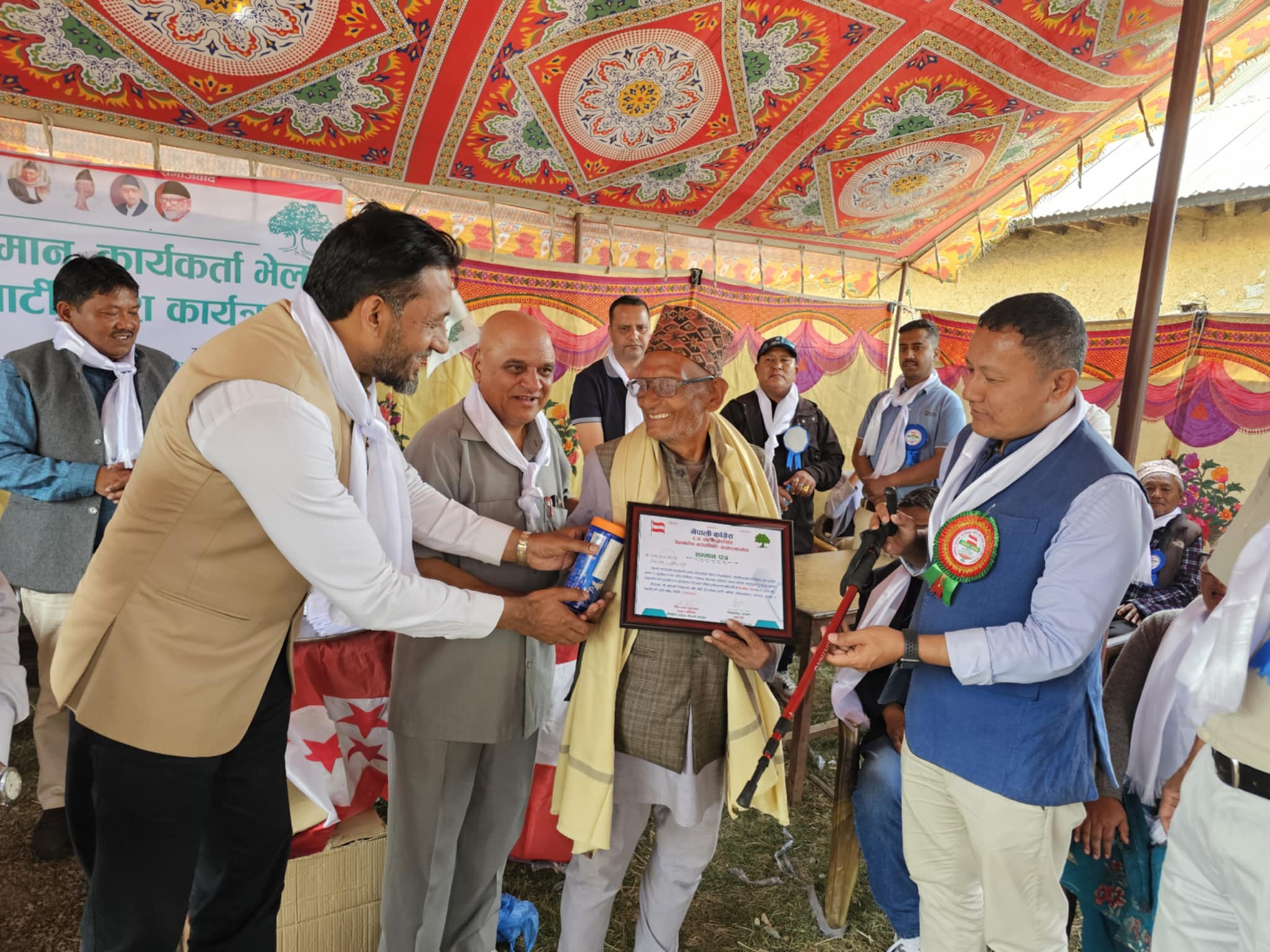 नेपाली कांग्रेसले दियो जेष्ठ नागरिकलाई खाद्यान्न र लौरो उपहार