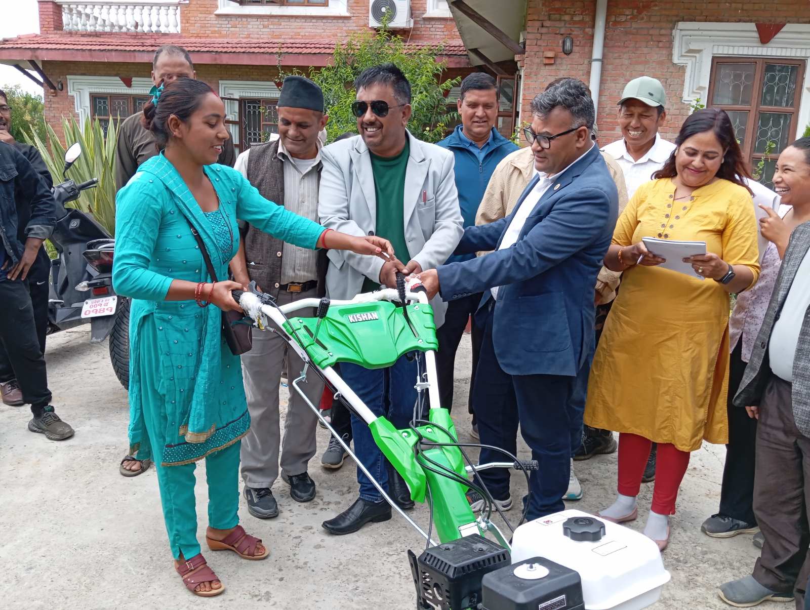 धुलिखेल नगरपालिकाले ५० प्रतिशत अनुदानमा बाड्यो मिनिटिलर र स्प्रेयर