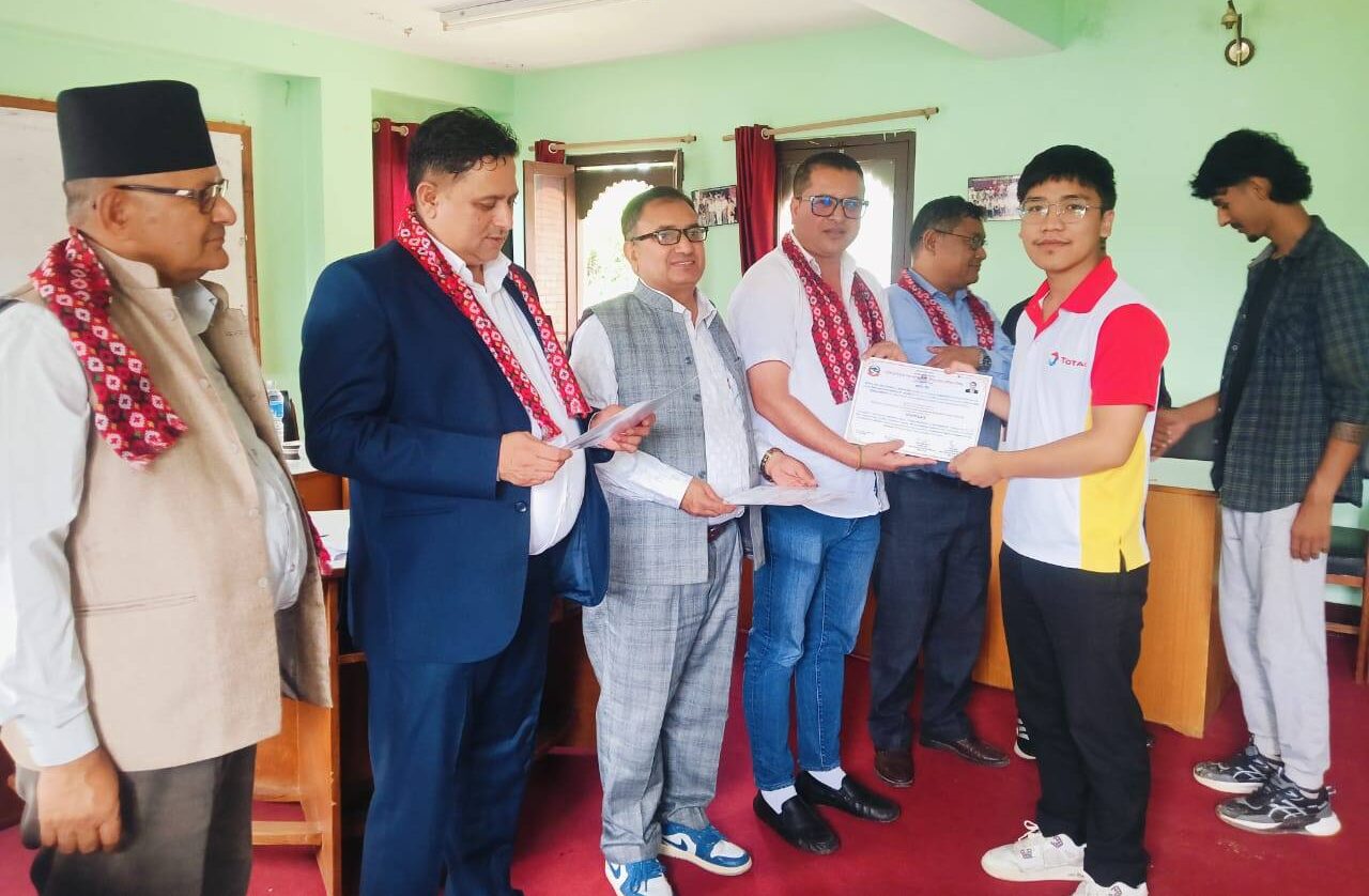 प्लम्बिङ तालिमका प्रशिक्षार्थीलाई प्रमाणपत्र