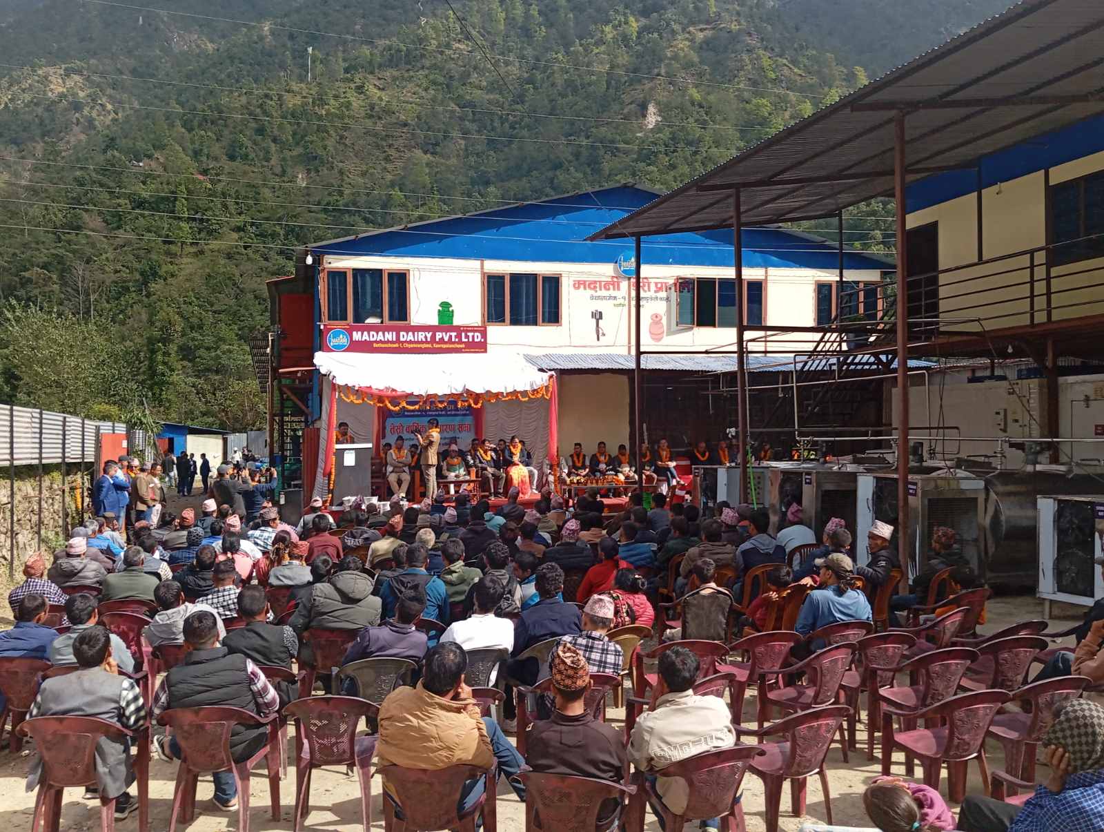 गाउँको डेरीबाट बार्षिक २६ करोड बराबरको कारोबार