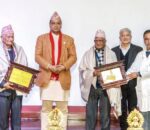 स्थापनामा सघाउने दुई व्यक्तित्वलाई धुलिखेल अस्पतालले गर्यो सम्मान