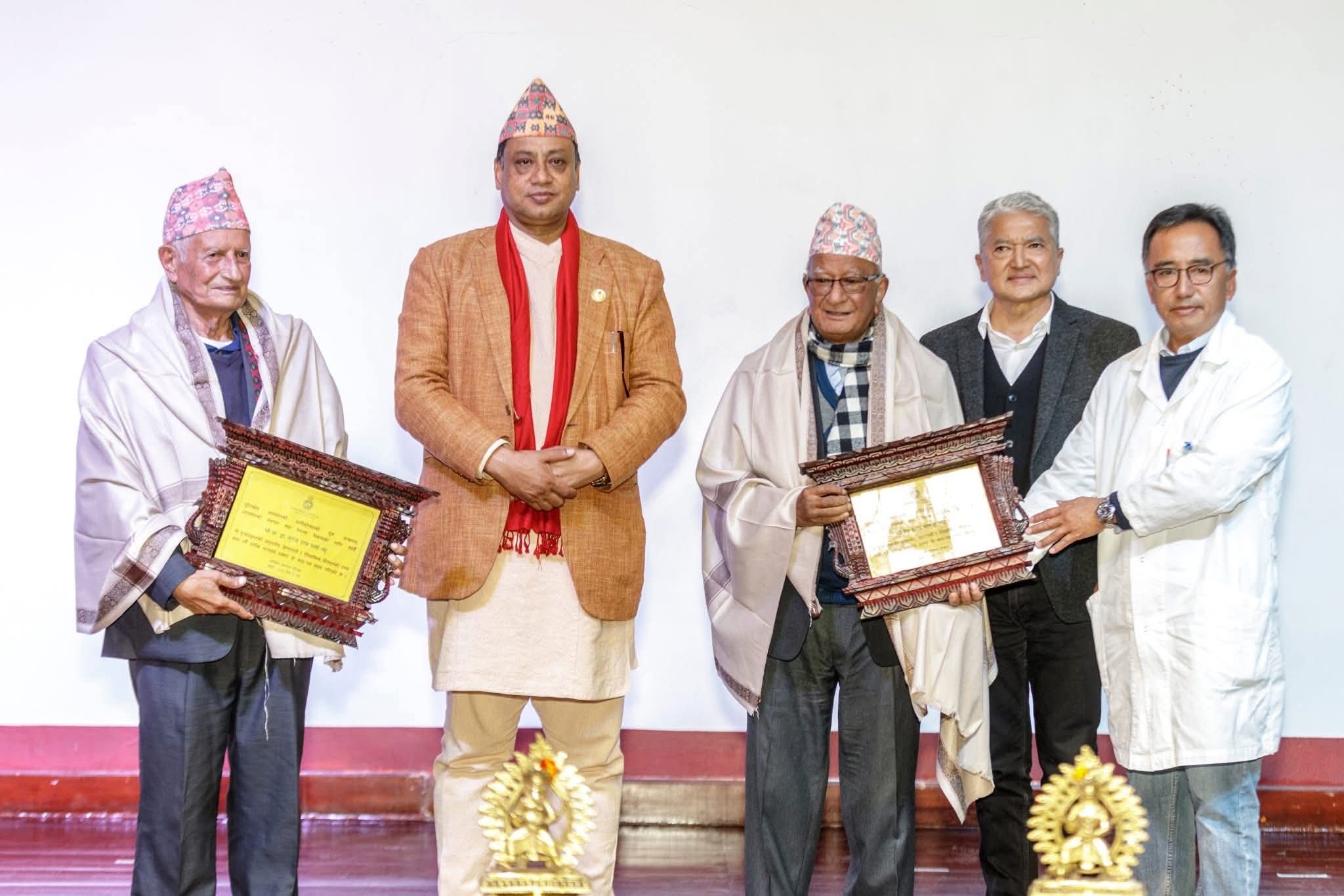 स्थापनामा सघाउने दुई व्यक्तित्वलाई धुलिखेल अस्पतालले गर्यो सम्मान