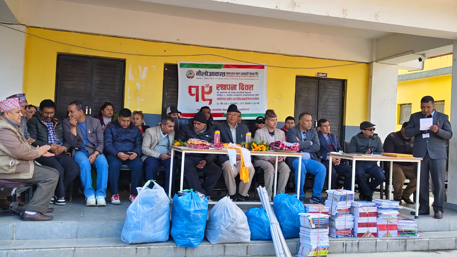 निलो आकाशको स्थापना दिवसमा दाप्चा माविका विद्यार्थीलाई न्यानो कपडा