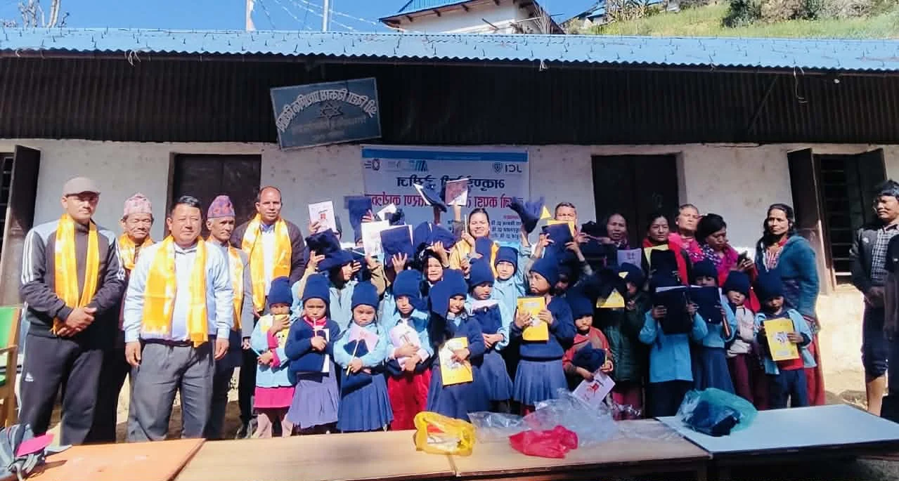 रोशीका तीन विद्यालयमा भकुण्डेबेसी जेसीजले बाड्यो न्यानो कपडा