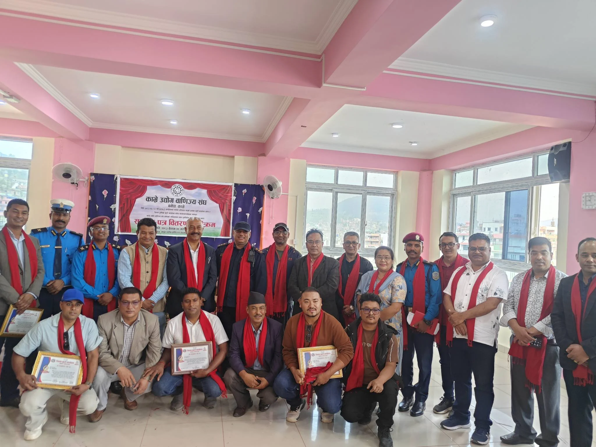 प्रहरी कार्यालय पुनर्निर्माणमा सघाउनेलाई सम्मान
