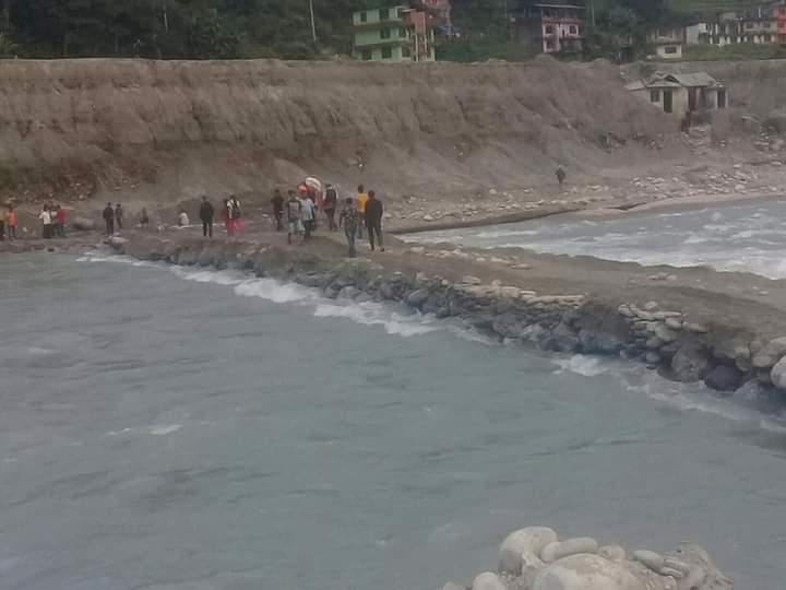 मेलम्ची – पाँचपाेखरी सडकमार्ग जाेडियाे