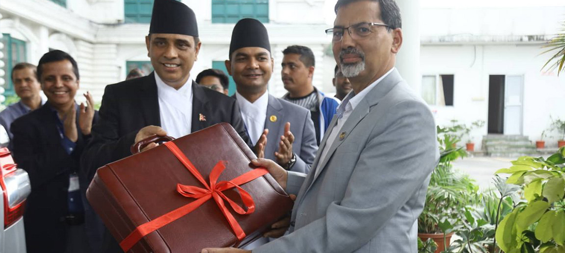 अब ६८ बर्षमै बृद्ध भत्ता , एक घर एक बिद्धुतिय चुल्हाे अनुदान