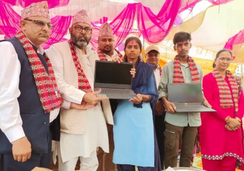 बाल दिवसका अवसरमा उत्कृष्ट विद्यार्थीलाई ल्यापटप प्रदान