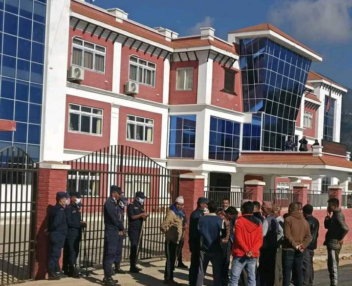 बिगत छ महिनादेखि इन्द्रावतीमा एम्बुलेन्स चालक छैन, गैरजिम्मेवार पालिका बिरुद्ध नागरिक आन्दोलनमा