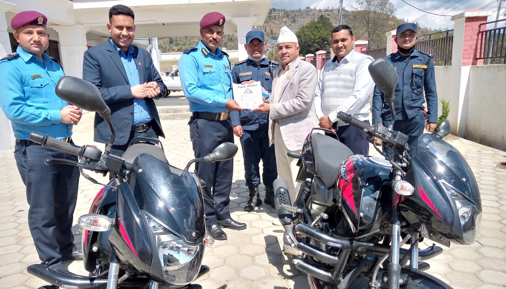 इन्द्रावती गाउँपालिकाद्वारा प्रहरीलाई माेटरसाइकल सहयोग