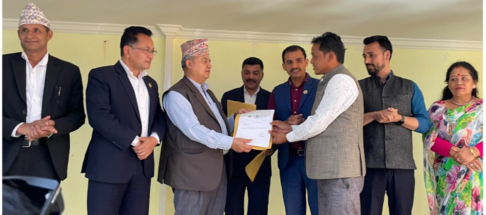 जुरे पहिरो पिडितकाे रकम स्थानीय तहलाई हस्तान्तरण