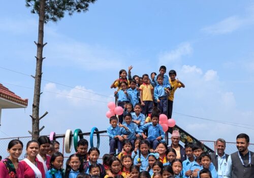 स्कुले बालबालिकाकाे मुहारमा खुशी छर्दै कर्मयाेग फाउन्डेसन