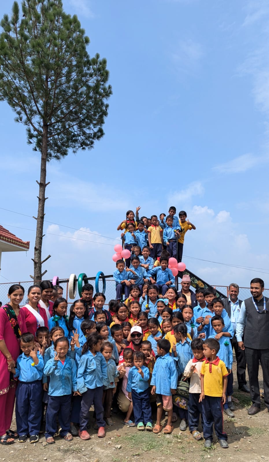 स्कुले बालबालिकाकाे मुहारमा खुशी छर्दै कर्मयाेग फाउन्डेसन