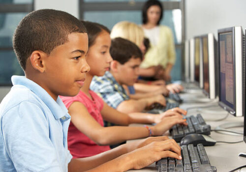 विद्यार्थीलाई निशुल्क कम्प्युटर तालिम
