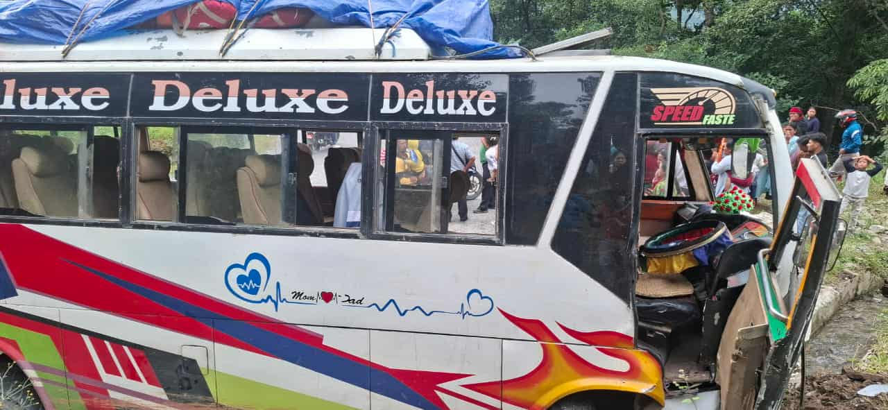 सिन्धुपाल्चोकको पाँचकिलोमा बस दुर्घटना, २० जना घाइते