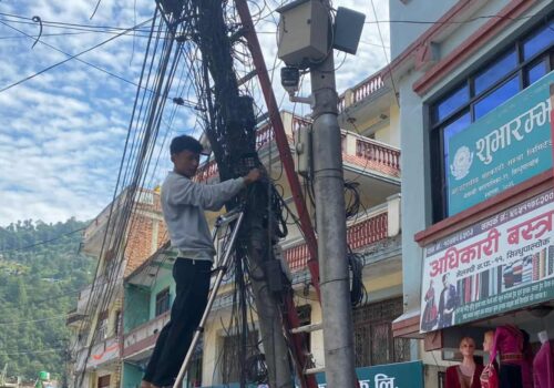 मेलम्ची बजारमा प्रयोगविहीन पोलहरू हटाउँदै, इन्टरनेट सेवा प्रदायकद्वारा तार व्यवस्थापन सुरु