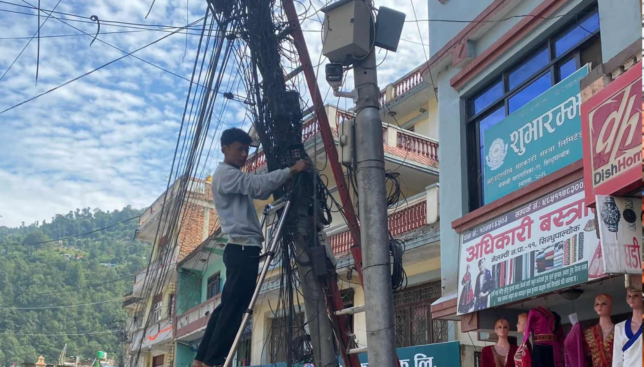 मेलम्ची बजारमा प्रयोगविहीन पोलहरू हटाउँदै, इन्टरनेट सेवा प्रदायकद्वारा तार व्यवस्थापन सुरु