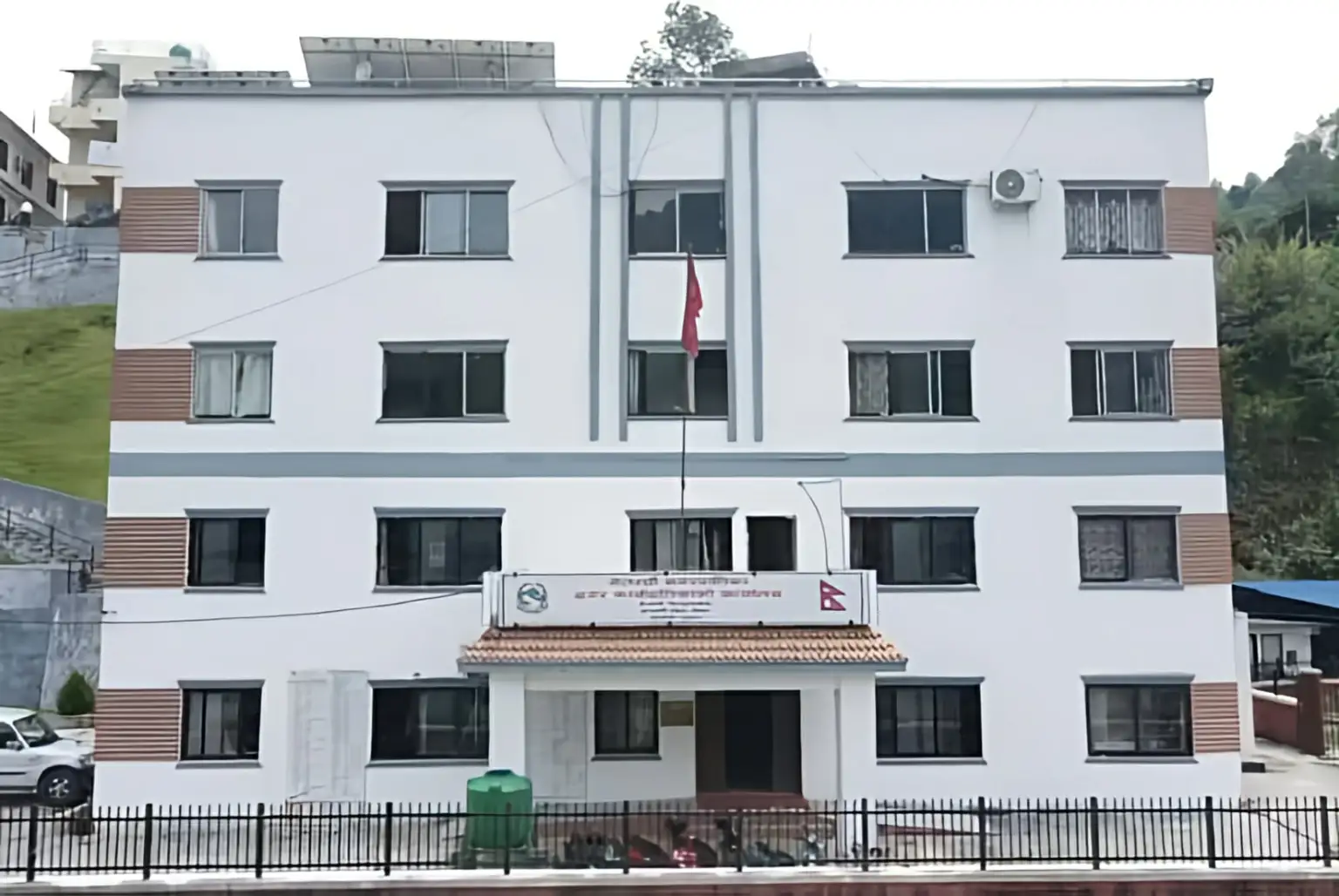 मेलम्ची नगरपालिकाका कर्मचारीहरुले एक दिनको तलब भौतिक पूर्वाधार पुनर्निर्माण कोषमा सहयोग गर्ने