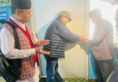 सुप अन्तर्गतका समितीहरूद्वारा संयुक्तरुपमा मेलम्ची खानेपानी कार्यालयमा ताला