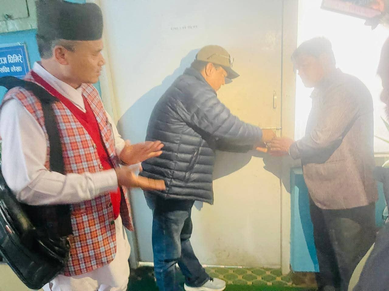 सुप अन्तर्गतका समितीहरूद्वारा संयुक्तरुपमा मेलम्ची खानेपानी कार्यालयमा ताला