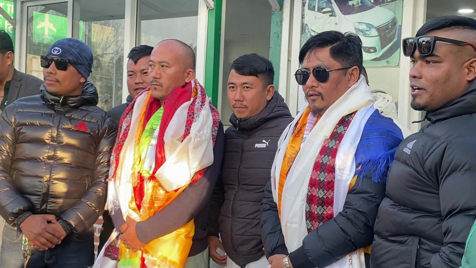 प्रवासी नेपाली अभियानका अगुवा मनोज श्रेष्ठ र सविन योञ्जन नेपाल आगमन, विमानस्थलमा सम्मान