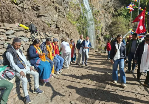 खड्कुले झरनामा राष्ट्रिय झन्डोत्तोलन