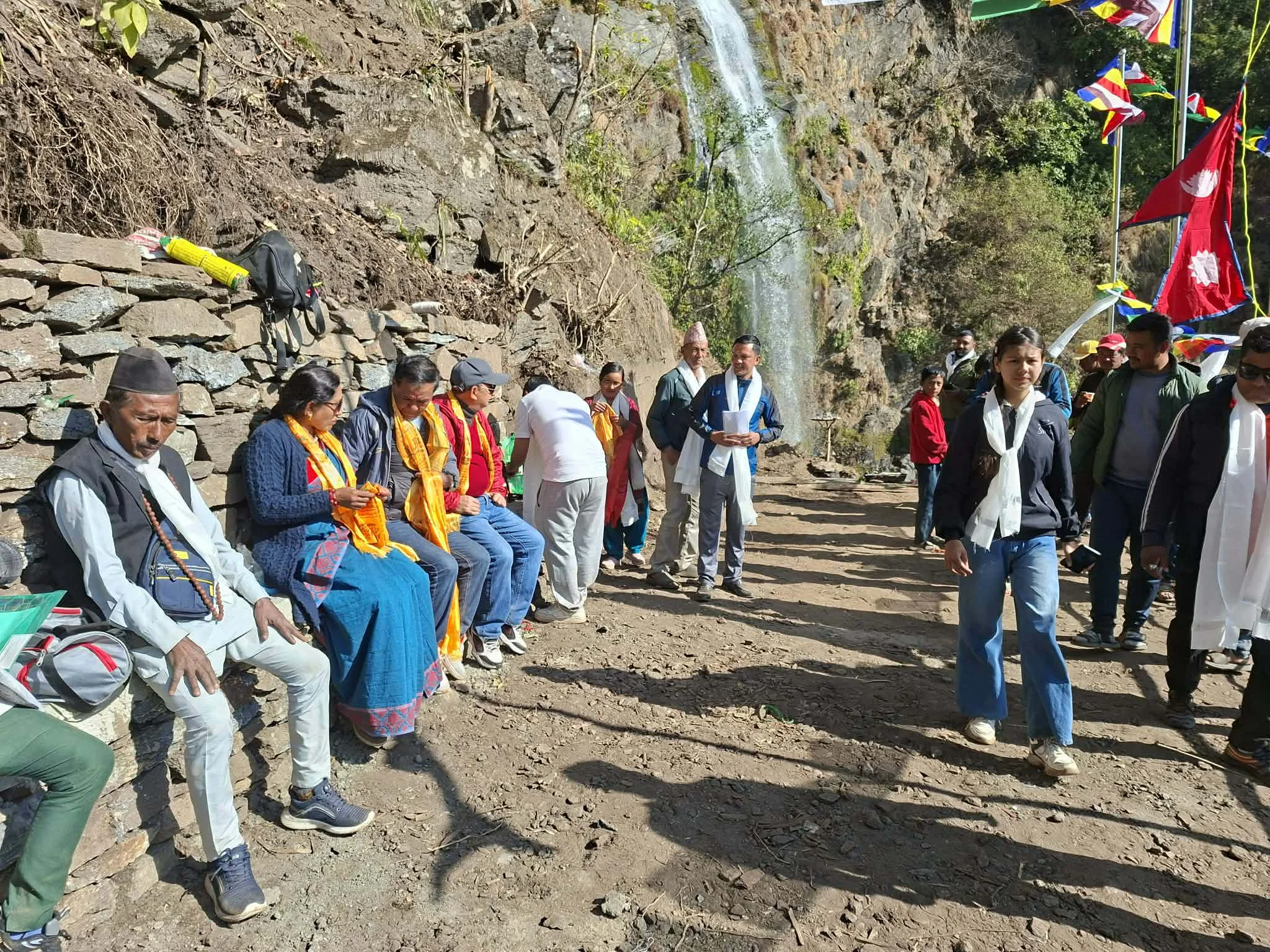 खड्कुले झरनामा राष्ट्रिय झन्डोत्तोलन