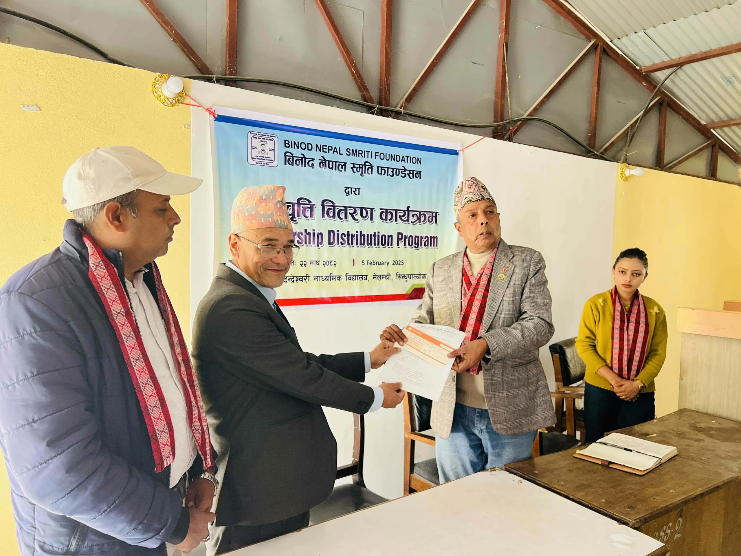 सिभिल इन्जिनियरिङ पढ्ने ५ विद्यार्थीलाई विनोद नेपाल स्मृति फाउण्डेशनको छात्रवृत्ति