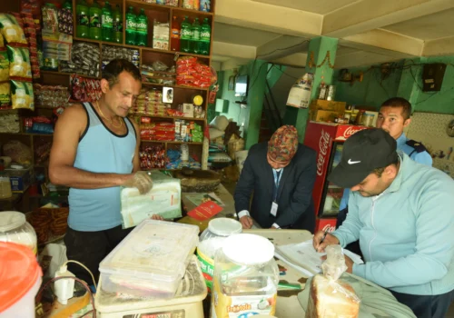 उपभोक्ता अधिकार संरक्षणका लागि इन्द्रावती गाउँपालिकाको सक्रियता, एकै दिन ५० भन्दा बढी पसलमा अनुगमन