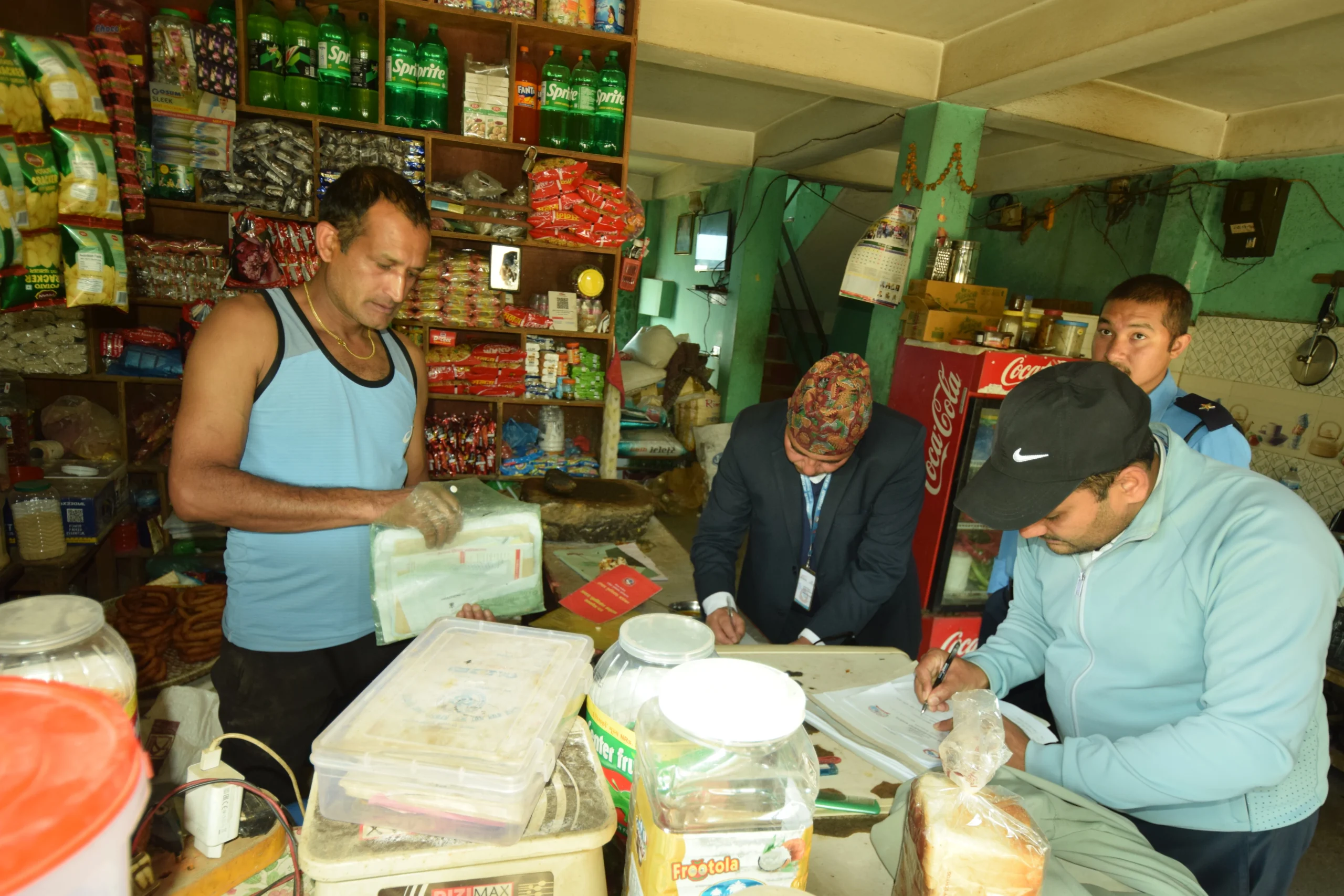 उपभोक्ता अधिकार संरक्षणका लागि इन्द्रावती गाउँपालिकाको सक्रियता, एकै दिन ५० भन्दा बढी पसलमा अनुगमन