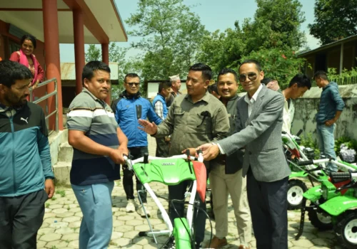 इन्द्रावती ४ का किसानहरूलाई मिनिटिलर वितरण