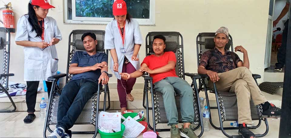 धादिङ रेडक्रसको ५० औँ स्वर्ण वर्षको अवसरमा २६ जनाले गरे रक्तदान