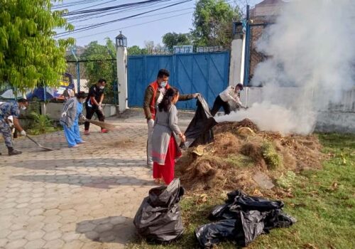 धादिङ अस्पताल परिसरमा सरसफाई (फोटा फिचर)