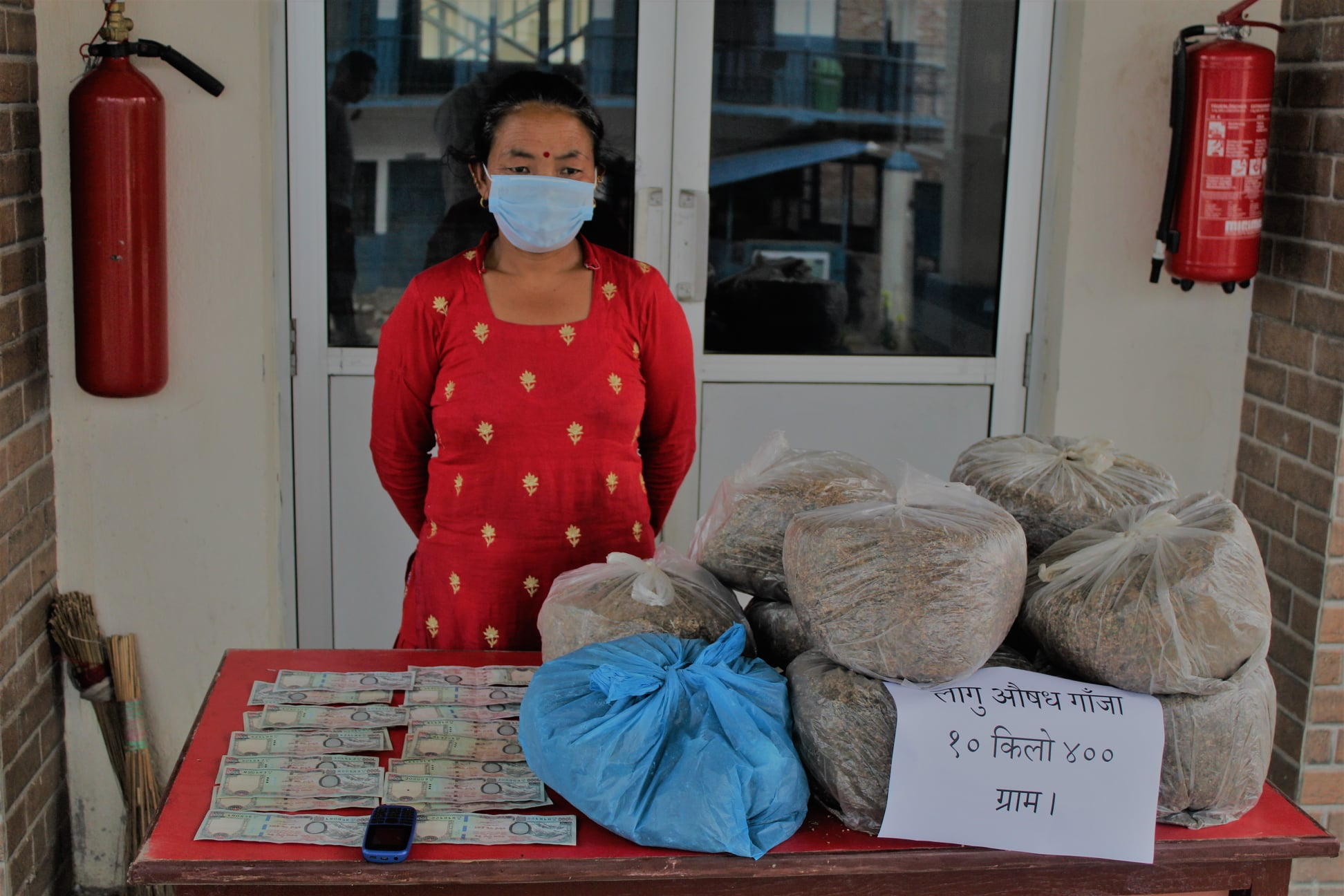 आदमघाटबाट १० किलो गाँजा सहित एकजना महिला पक्राउ