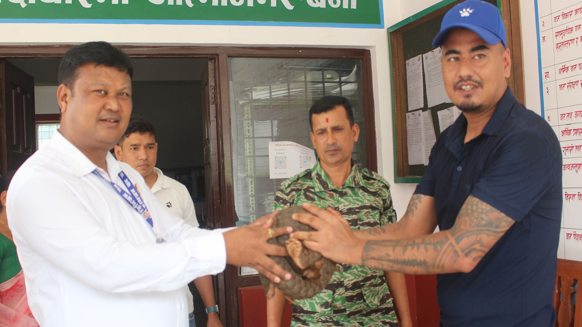 धादिङको सडकमा भेटिएको सालक राधे भण्डारीले डिभिजन बन कार्यालयलाई बुझाए