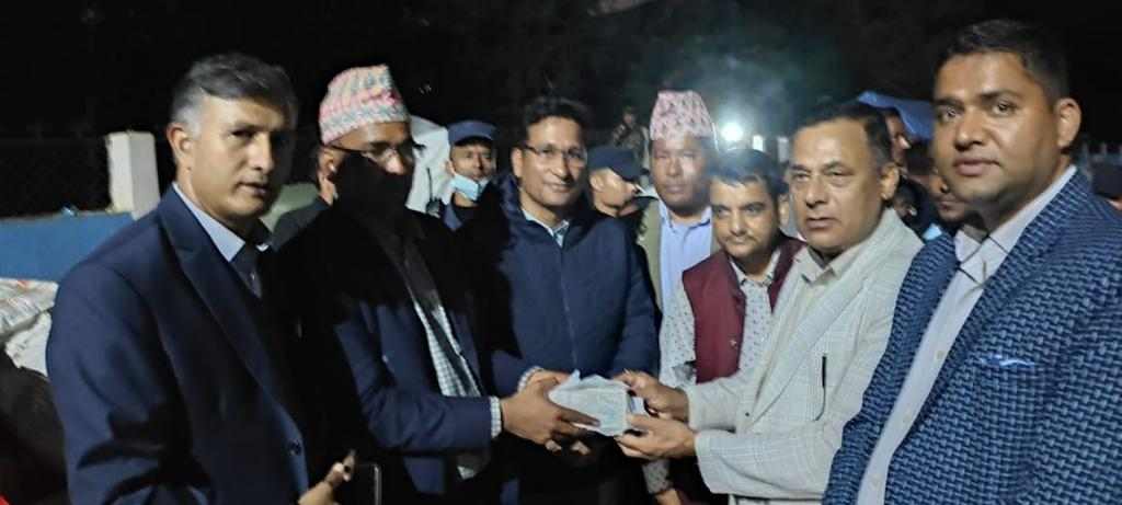 भुकम्प प्रभावित क्षेत्र पुगे मेयर ढुंगाना,नीलकण्ठ नगरपालिकाको तर्फबाट आर्थिक सहयोग हस्तान्तरण