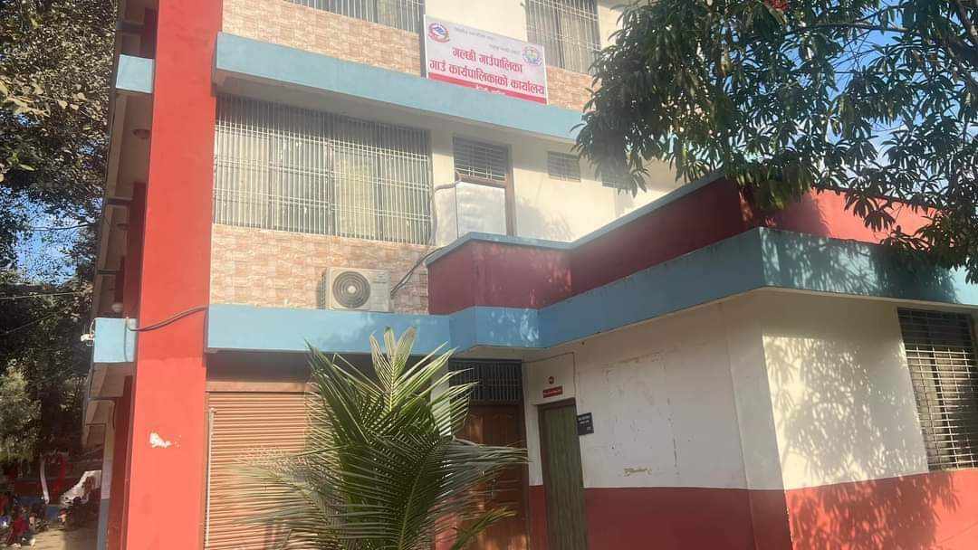 प्रमुख प्रशासकीय अधिकृत हुदाहुदै अर्का अधिकृत ल्याएको भन्दै उपाध्यक्षको नेतृत्वमा गल्छी गाउँपालिकामा ताला