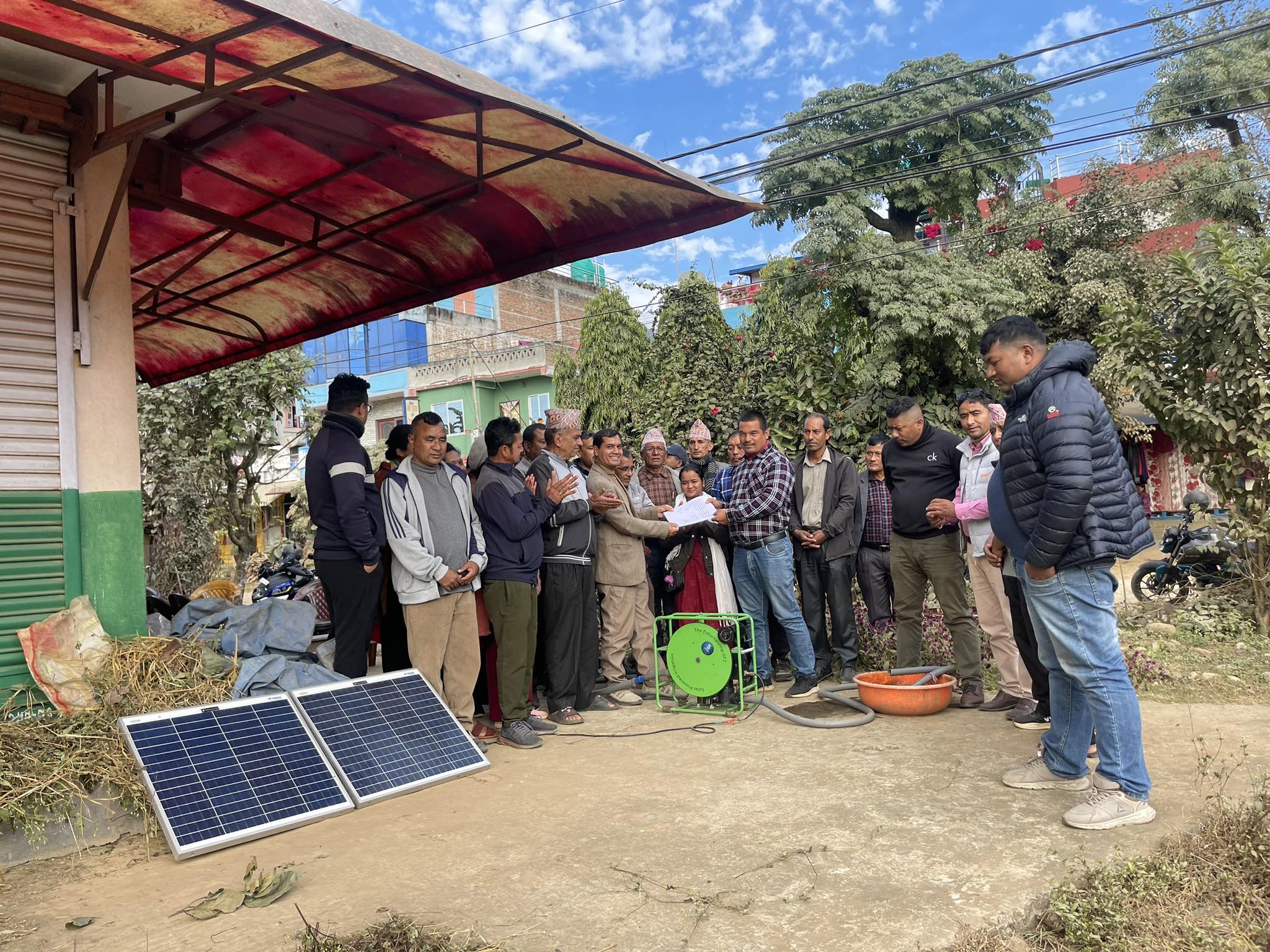 थोपा सिचाईको लागि सल्यानटारको सहकारीलाई पानी तान्ने मेसिन हस्तान्तरण