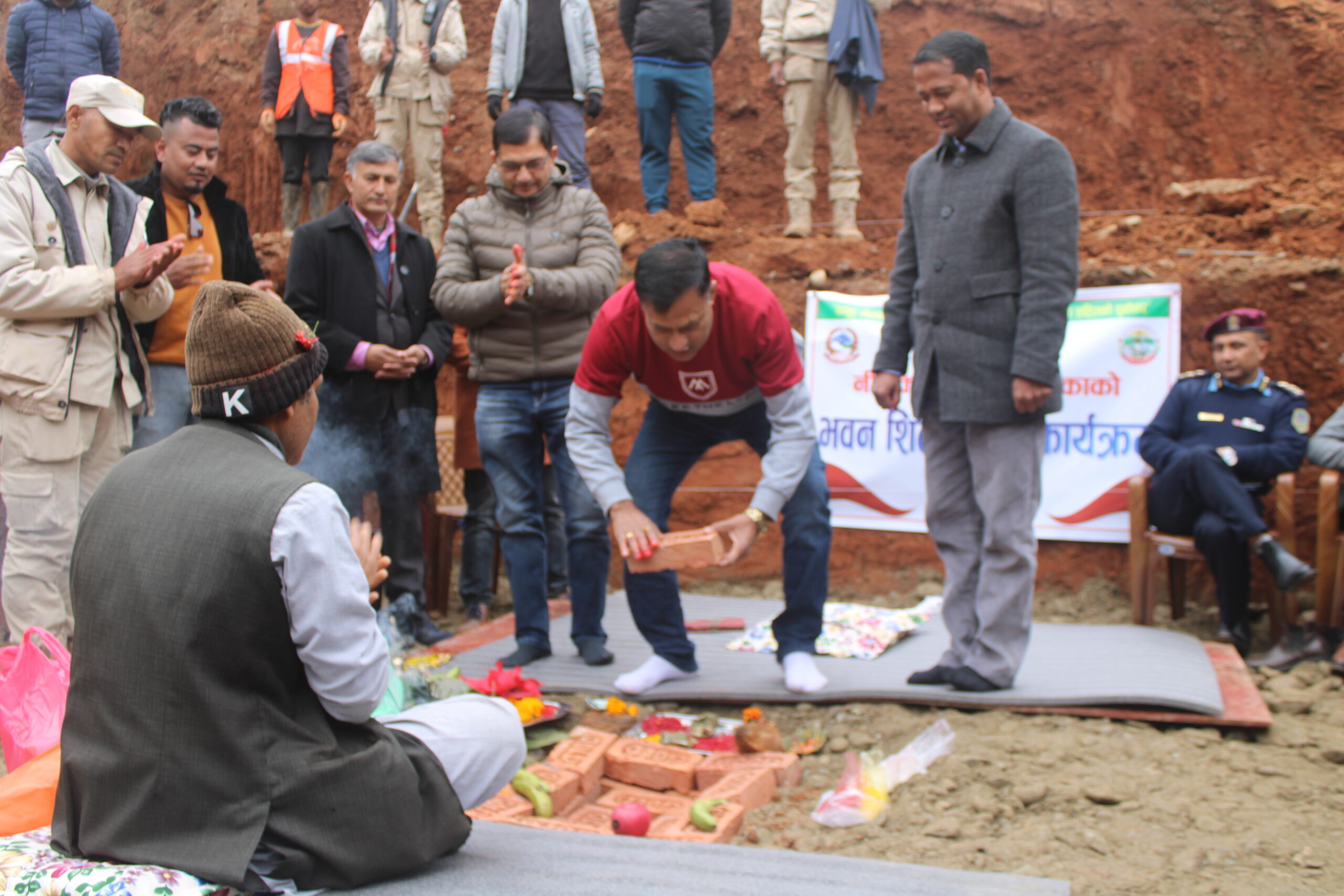 नीलकण्ठ नगरपालिकाको लिफ्ट सहितको सुविधा सम्पन्न भवनको मेयर ढुंगानाद्वारा शिलान्यास