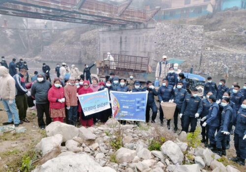 प्रत्येक शनिवार बजार क्षेत्र वरपर रहेको खोला सरसफाई गर्दै नीलकण्ठ नगरपालिका