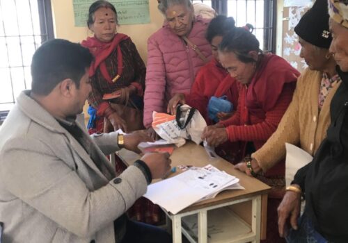 सामाजिक सुरक्षा भत्ता वितरणको लागि खाल्टेको टोलटोलमा गएर खाता खोलिदै