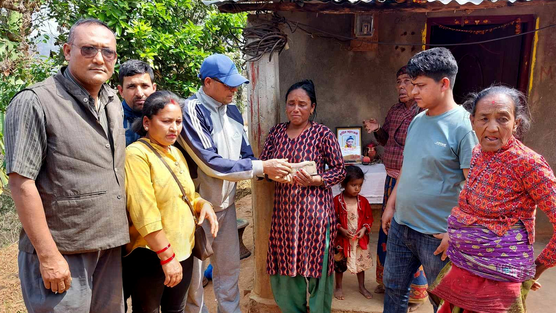 ग्रामीण यातायात सहकारी संस्थाद्धारा मृतक रामशरण भुजेलको परिवारलाई नगद सहयोग
