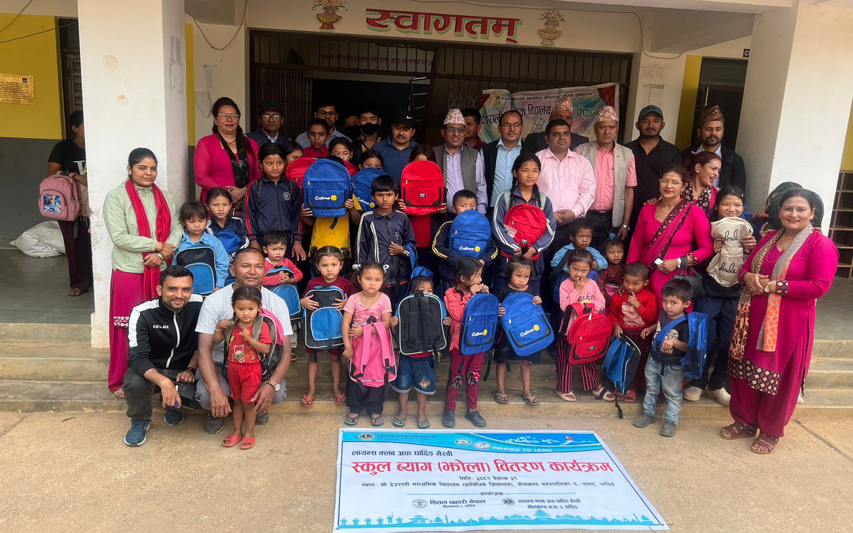 लायन्स क्लब अफ धादिङ भैरवीद्धारा देउराली माविमा अध्ययनरत बिद्यार्थीहरुलाई झोला बितरण