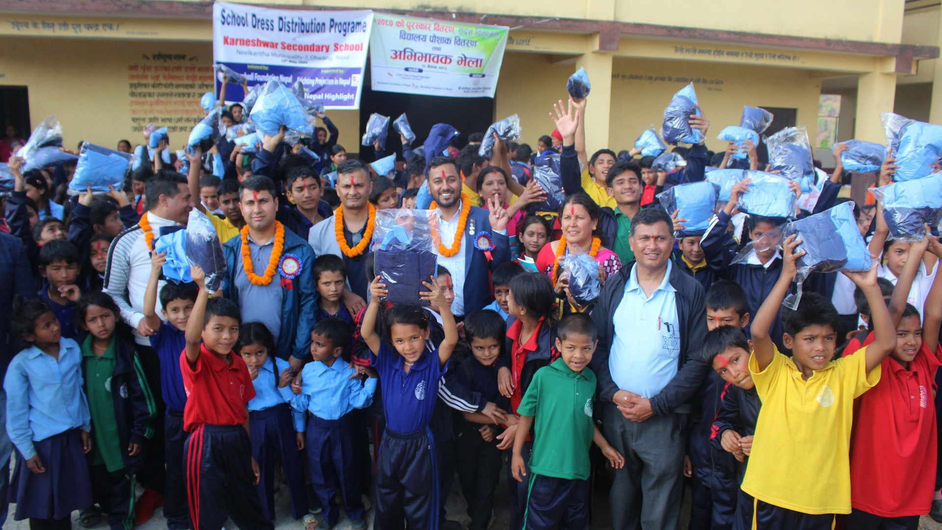 कर्णेश्वर मा.विका विद्यार्थीहरुलाई विद्यालय पोशाक वितरण