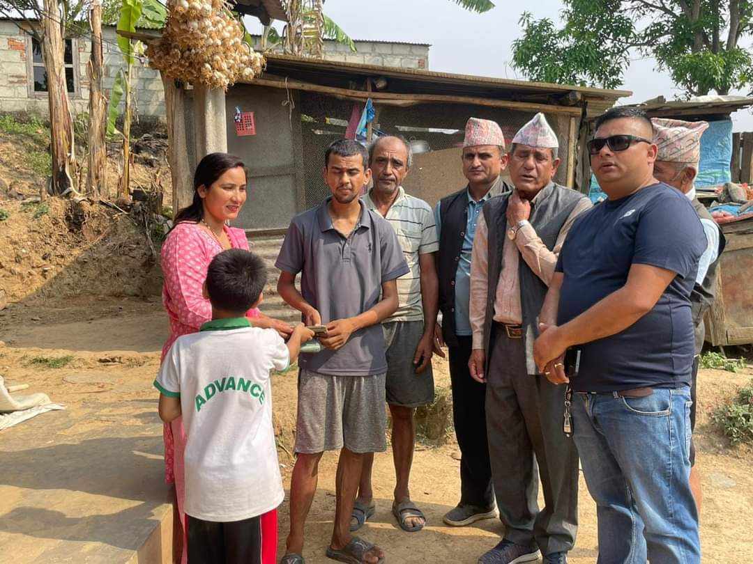 मृगौला पिडीत बिजय खनाललाई नगद १ लााख ४ हजार सहयोग हस्तान्तरण