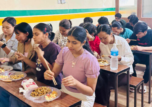 चितवनमा पहिलो पटक चपस्टिकले खाने प्रतियोगिता